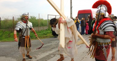 Galerie Foto / Eveniment unic în comuna Saraiu. "Calea Crucii", refăcută în Joia Mare - 6