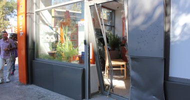 Stire din Eveniment : ACCIDENT SPECTACULOS ÎN CENTRUL CONSTANȚEI / A intrat cu mașina în sediul unei bănci