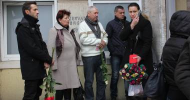 Imagini SFÂȘIETOARE la capela Spitalului Județean. Lacrimi vărsate pentru cei patru morți în accidentul aviatic - 4