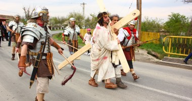 Galerie Foto / Eveniment unic în comuna Saraiu. "Calea Crucii", refăcută în Joia Mare - 7