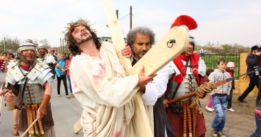 Galerie Foto / Eveniment unic în comuna Saraiu. "Calea Crucii", refăcută în Joia Mare - 5