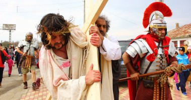 Galerie Foto / Eveniment unic în comuna Saraiu. "Calea Crucii", refăcută în Joia Mare - 13