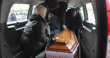 Imagini SFÂȘIETOARE la capela Spitalului Județean. Lacrimi vărsate pentru cei patru morți în accidentul aviatic - 7