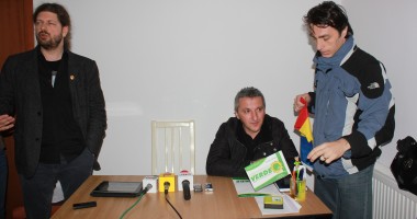 Stire din Politică-Administrație : Incident la conferința de presă susținută de deputatul Remus Cernea