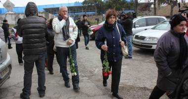 Imagini SFÂȘIETOARE la capela Spitalului Județean. Lacrimi vărsate pentru cei patru morți în accidentul aviatic - 18