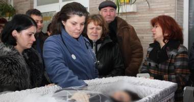 Imagini SFÂȘIETOARE la capela Spitalului Județean. Lacrimi vărsate pentru cei patru morți în accidentul aviatic - 3