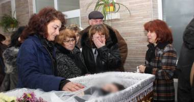 Imagini SFÂȘIETOARE la capela Spitalului Județean. Lacrimi vărsate pentru cei patru morți în accidentul aviatic - 9