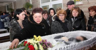 Imagini SFÂȘIETOARE la capela Spitalului Județean. Lacrimi vărsate pentru cei patru morți în accidentul aviatic - 2