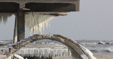 Imagini inedite/ Vezi aici cum arată plaja și digurile din Mamaia - 7