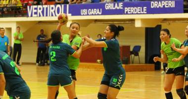 Stire din Sport : Galerie foto. Handbal feminin: CSU Neptun, înfrângere usturătoare pe teren propriu