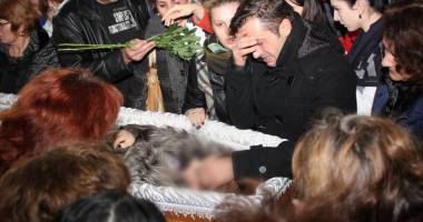 Imagini SFÂȘIETOARE la capela Spitalului Județean. Lacrimi vărsate pentru cei patru morți în accidentul aviatic - 22