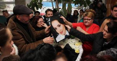 Imagini SFÂȘIETOARE la capela Spitalului Județean. Lacrimi vărsate pentru cei patru morți în accidentul aviatic - 19