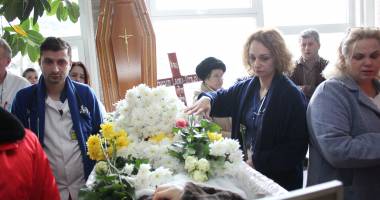 Imagini SFÂȘIETOARE la capela Spitalului Județean. Lacrimi vărsate pentru cei patru morți în accidentul aviatic - 16