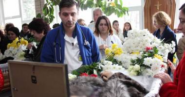 Imagini SFÂȘIETOARE la capela Spitalului Județean. Lacrimi vărsate pentru cei patru morți în accidentul aviatic - 15
