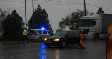 Galerie Foto / HAOS PE PODUL DE LA AGIGEA. Prin vânt și ploaie, navetiștii trec podul pe jos - 11