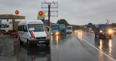 Stire din Eveniment : Mai multe microbuze pentru a-i traversa pe navetiști podul de la Agigea