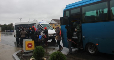Galerie Foto / HAOS PE PODUL DE LA AGIGEA. Prin vânt și ploaie, navetiștii trec podul pe jos - 4