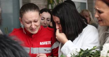 Imagini SFÂȘIETOARE la capela Spitalului Județean. Lacrimi vărsate pentru cei patru morți în accidentul aviatic - 14