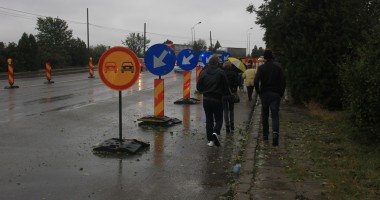 Galerie Foto / HAOS PE PODUL DE LA AGIGEA. Prin vânt și ploaie, navetiștii trec podul pe jos - 2
