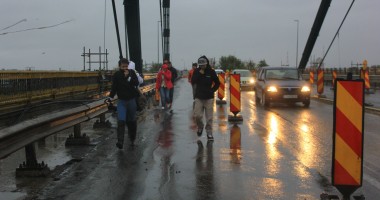 Galerie Foto / HAOS PE PODUL DE LA AGIGEA. Prin vânt și ploaie, navetiștii trec podul pe jos - 5