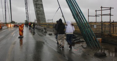 Galerie Foto / HAOS PE PODUL DE LA AGIGEA. Prin vânt și ploaie, navetiștii trec podul pe jos - 6
