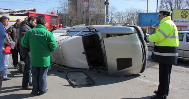 Stire din Eveniment : Accident spectaculos pe Podul de la Butelii. O mașină s-a răsturnat