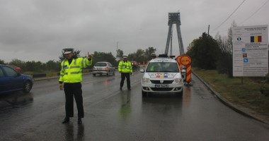 Galerie Foto / HAOS PE PODUL DE LA AGIGEA. Prin vânt și ploaie, navetiștii trec podul pe jos - 9
