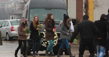 Imagini sfâșietoare! Fetița de 13 ani de la Colegiul de Artă a fost inmormântată astăzi - Galerie FOTO - 2