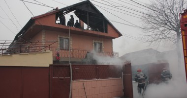 Stire din Eveniment : Galerie FOTO / Un incendiu a nimicit o vilă din municipiul Constanța