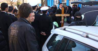 IMAGINI SFÂȘIETOARE! Tânărul mort în accidentul de la Tariverde, condus pe ultimul drum - 6