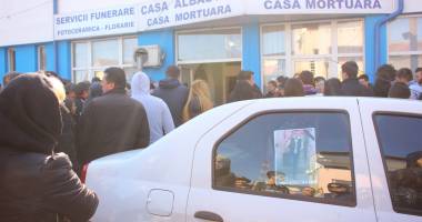 IMAGINI SFÂȘIETOARE! Tânărul mort în accidentul de la Tariverde, condus pe ultimul drum - 7