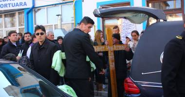 IMAGINI SFÂȘIETOARE! Tânărul mort în accidentul de la Tariverde, condus pe ultimul drum - 8