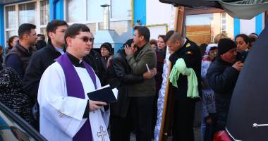 Stire din Eveniment : IMAGINI SFÂȘIETOARE! Tânărul mort în accidentul de la Tariverde, condus pe ultimul drum