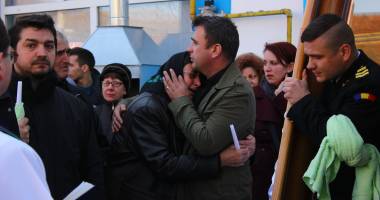 IMAGINI SFÂȘIETOARE! Tânărul mort în accidentul de la Tariverde, condus pe ultimul drum - 2