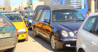 IMAGINI SFÂȘIETOARE! Tânărul mort în accidentul de la Tariverde, condus pe ultimul drum - 12