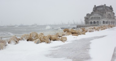 Stire din Social : IMAGINI INEDITE. Furtună pe mare