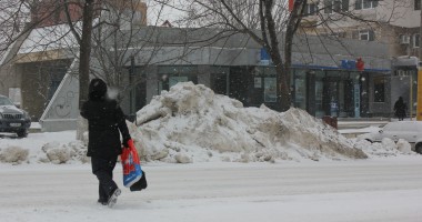 Stire din Social : Ninsoarea abundentă ține constănțenii închiși în case   FOTO