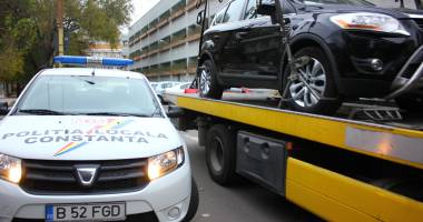 Stire din Eveniment : Galerie FOTO. Panică pe străzile Constanței! Poliția ridică mașinile parcate neregulamentar