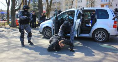 Stire din Eveniment : IMAGINI SPECTACULOASE. FOCURI DE ARMĂ și OSTATIC eliberat în centrul Constanței, de Ziua Poliției Române. Galerie FOTO și VIDEO