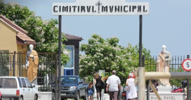 Stire din Eveniment : LACRIMI ȘI DURERE LA ÎNMORMÂNTAREA TÂNĂRULUI MORT în accidentul de pe podul IPMC / Galerie foto