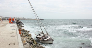 GALERIE FOTO SPECTACULOASĂ / UN IAHT A EȘUAT ÎN PORTUL TOMIS! - 2