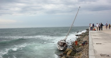 GALERIE FOTO SPECTACULOASĂ / UN IAHT A EȘUAT ÎN PORTUL TOMIS! - 11