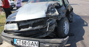 Stire din Eveniment : Accident în lanț, la ieșire din Valu lui Traian / Galerie foto și video