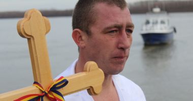 Stire din Cultură-Educație : Un bărbat de 34 de ani a scos, pentru a patra oară, Crucea de Bobotează din apele Dunării