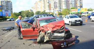 Stire din Eveniment : GALERIE FOTO / DEZASTRU ÎN INTERSECȚIA DE LA GARĂ. Mașină de Bulgaria urmărită de Poliție a intrat în plin în mașina primarului