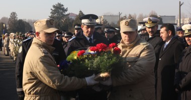 Stire din Politică-Administrație : Ceremonie de depunere de coroane la Monumentul Eroilor din Cimitirul Central FOTO