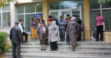 Stire din Politică-Administrație : Galerie FOTO. Aglomerație la secțiile de votare din Constanța!