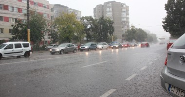 GALERIE FOTO.  Rupere de nori la Constanța: a plouat cu găleata, iar traficul s-a desfășurat cu dificultate! - 2