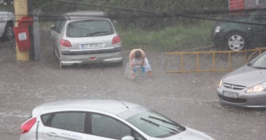 GALERIE FOTO.  Rupere de nori la Constanța: a plouat cu găleata, iar traficul s-a desfășurat cu dificultate! - 6