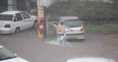 GALERIE FOTO.  Rupere de nori la Constanța: a plouat cu găleata, iar traficul s-a desfășurat cu dificultate! - 5